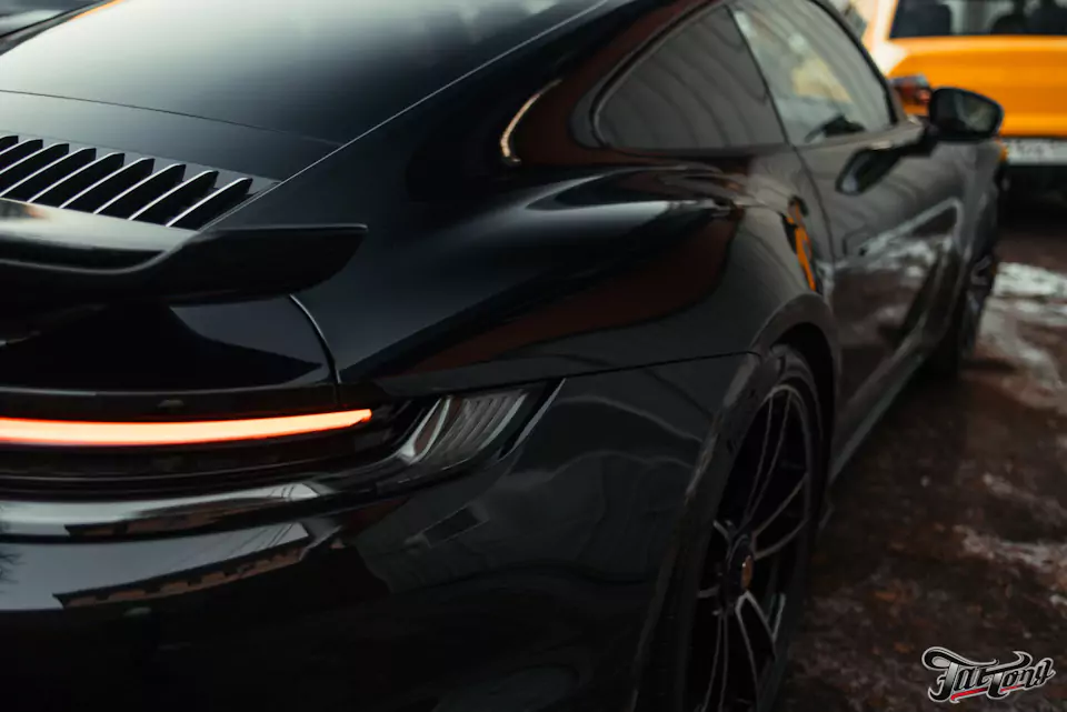 Оклеили кузов и глянец в салоне Porsche 911 полиуретаном, очистили кожу и покрыли керамикой